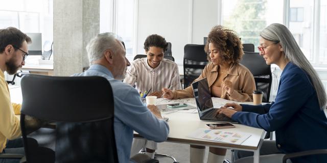 Personnes travaillant en équipe