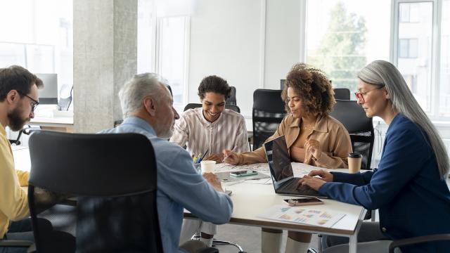 Personnes travaillant en équipe